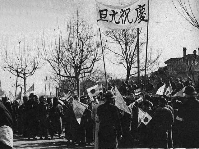 Jan.1, 1938.   30,000 citizens gather to celebrate the start of the Nanking Autonomous Committee manned by Chinese.  Photo by Asahi newspaper photographer Kageyama.iThe Autonomous Committee eventually overtook the rights of the International Safety Committee to distribute food and allocate living quarters to refugees.  This meant the latter also lost its attraction to the refugees by February.)