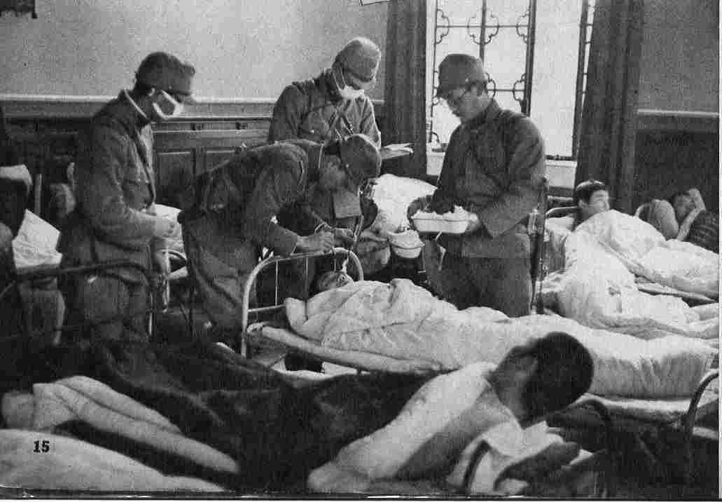 日本兵によって看護される支那傷病兵