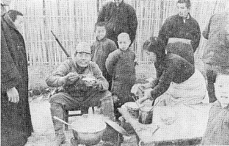 水餃子を食べる日本兵