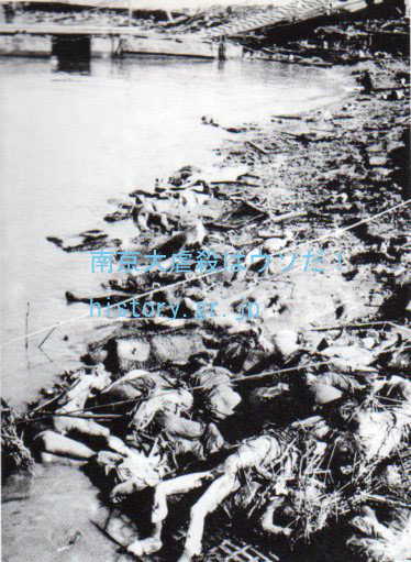 故・村瀬守保撮影。揚子江をイカダや泳いで脱出しようとした際の追撃された戦死体。