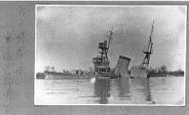 インターネット上で公開されている、寧海が撃沈後に対岸から撮影された写真。