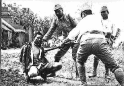 昭和13年5月、胡山付近で捕らえられて処刑される便衣兵。